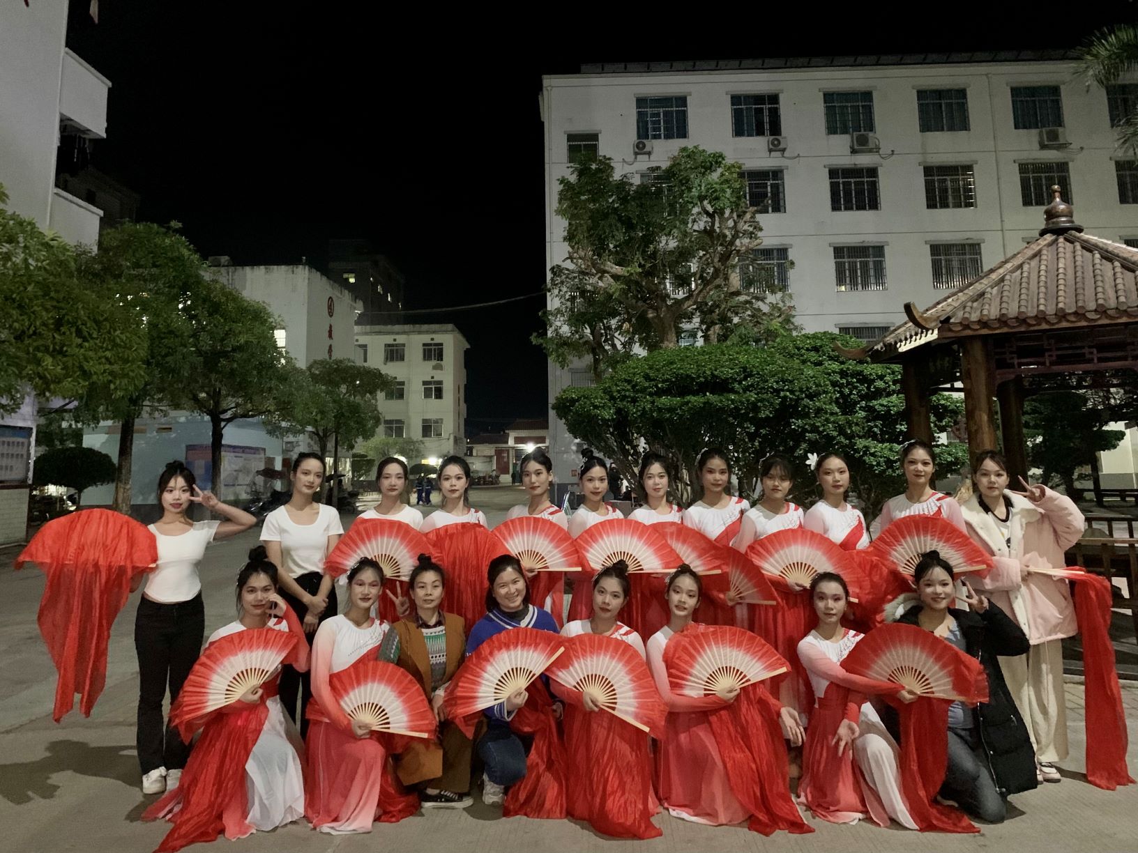 LSTY.COM雷速体育(中国大陆)科技公司到木乐一中绘画展示、参与晚会表演