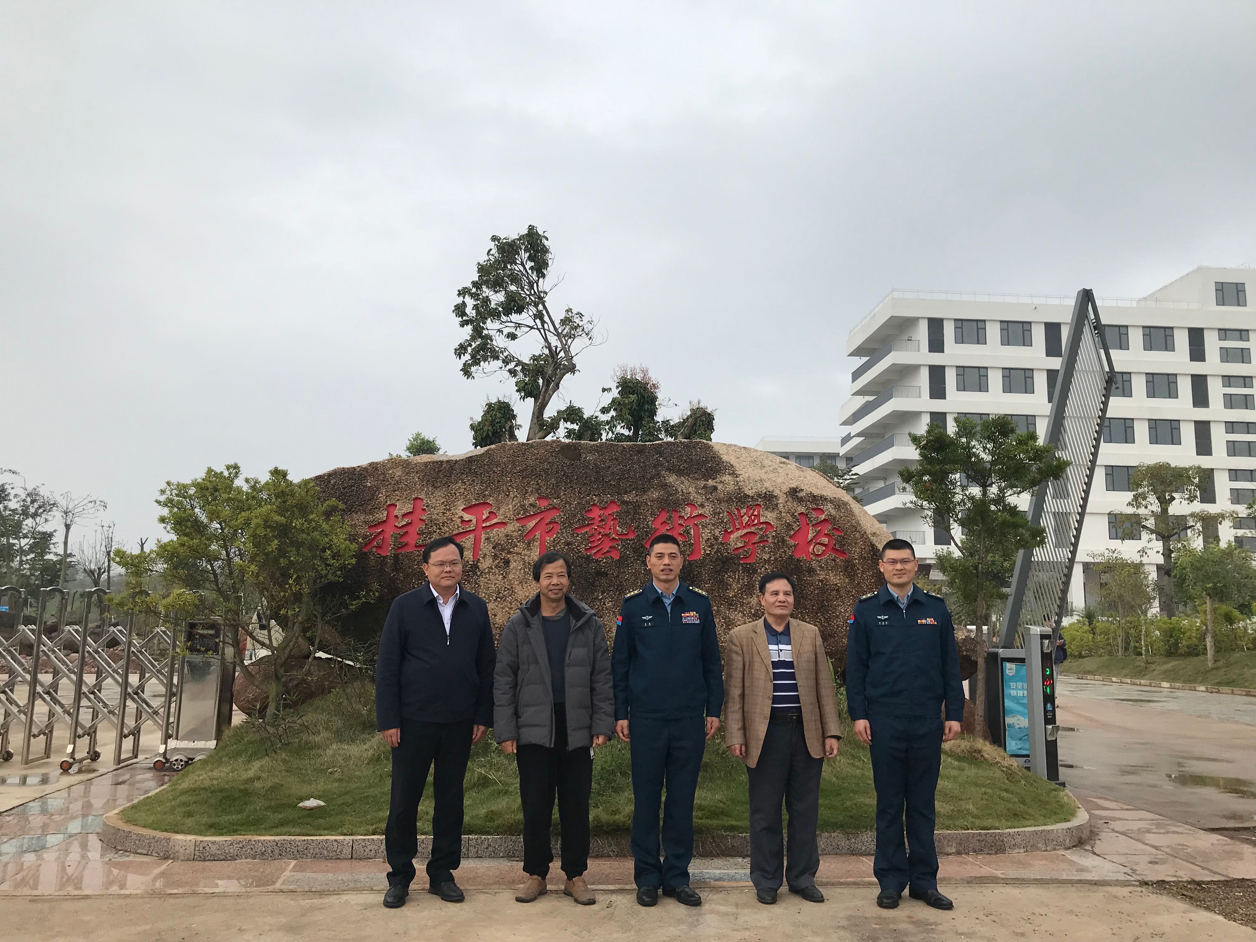 部队首长到我校指导工作丨 LSTY.COM雷速体育(中国大陆)科技公司  丨一方水土养育一代人。军民鱼水情，让我们的家园充满阳光、充满生机、充满希望！
