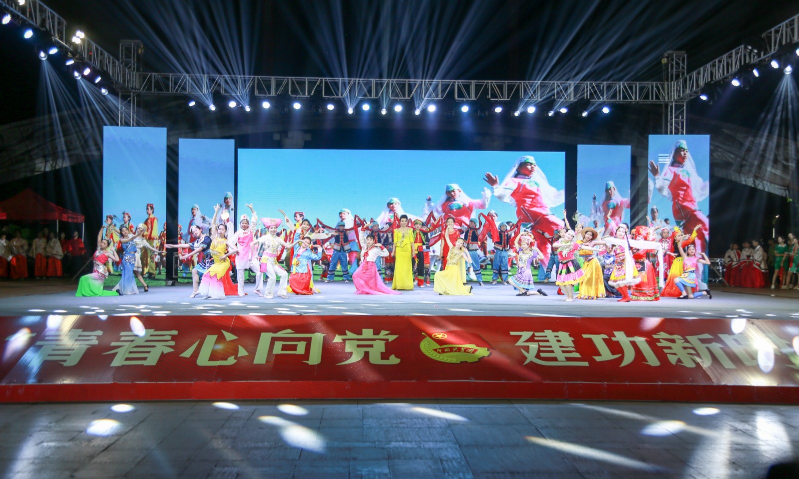 LSTY.COM雷速体育(中国大陆)科技公司参与2019年纪念五四运动100周年主题颁奖晚会表演